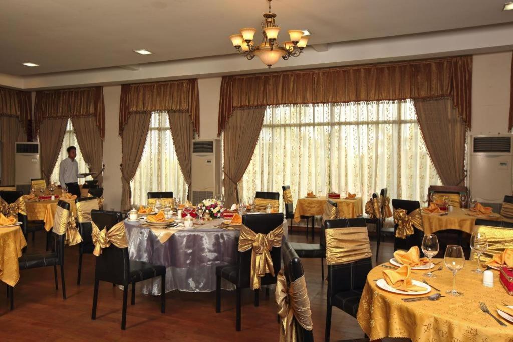 Myat Taw Win Hotel Naypyidaw Bagian luar foto